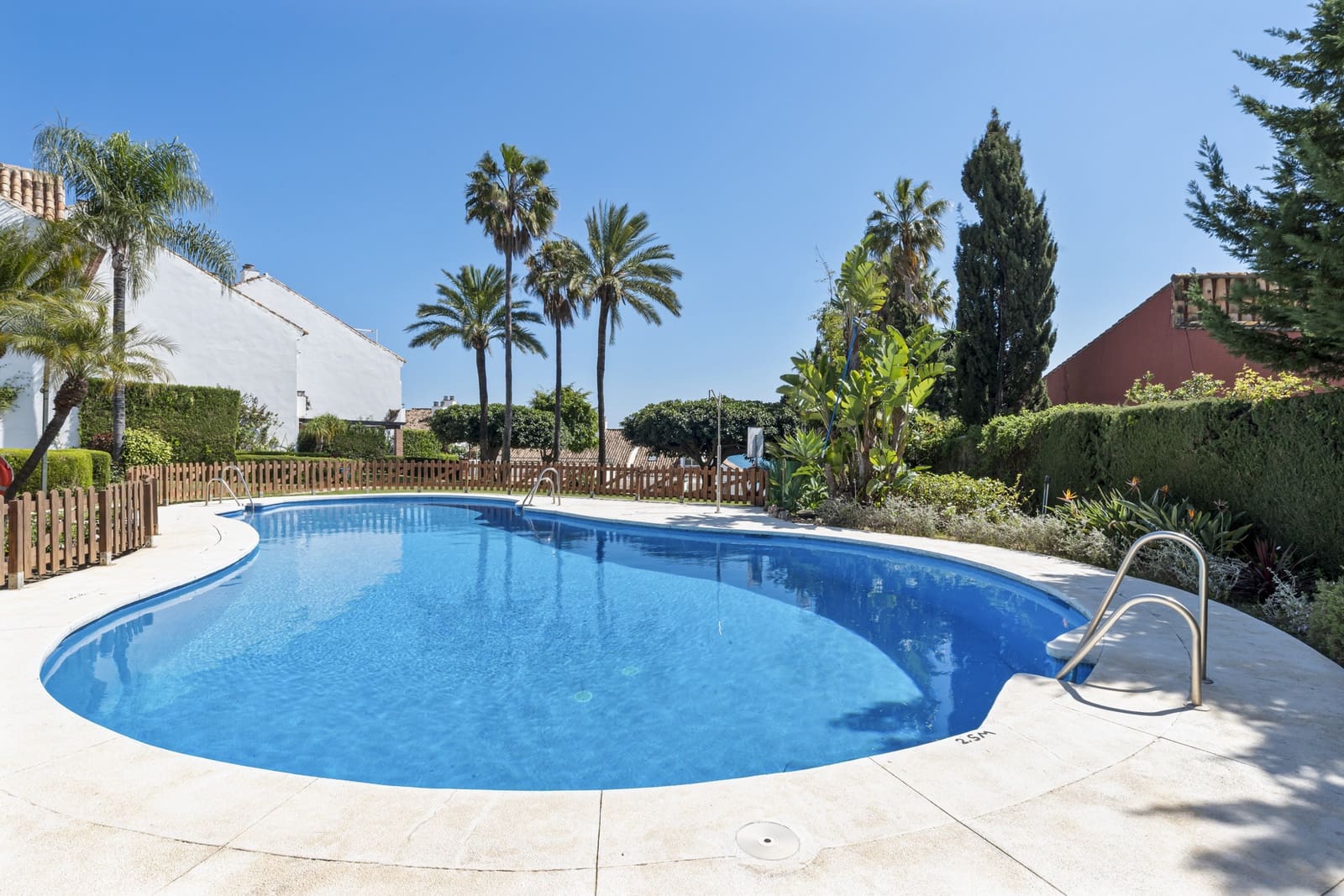 3 soveværelse Byhus til salg i Estepona med swimmingpool garage - € 619.000 (Ref: 9737886)