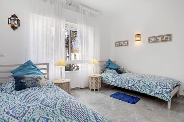 3 soveværelse Byhus til salg i Estepona med swimmingpool garage - € 619.000 (Ref: 9737886)