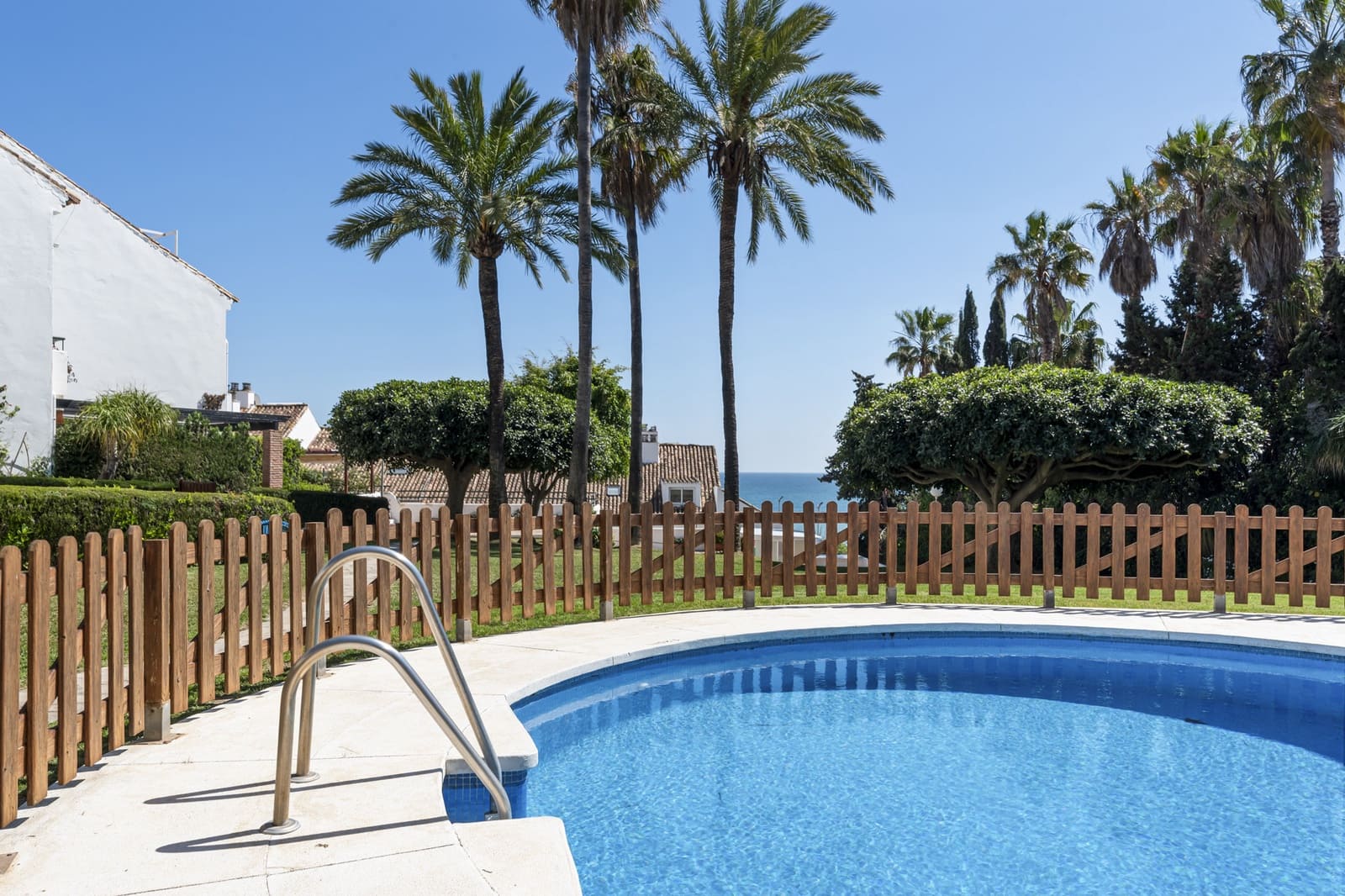 3 soveværelse Byhus til salg i Estepona med swimmingpool garage - € 619.000 (Ref: 9737886)