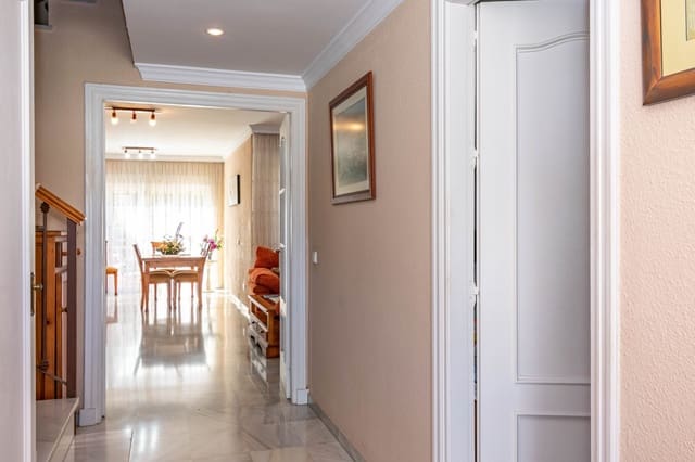 3 soverom Hus til salgs i Nueva Atalaya, Estepona med svømmebasseng garasje - € 449 000 (Ref: 9833204)