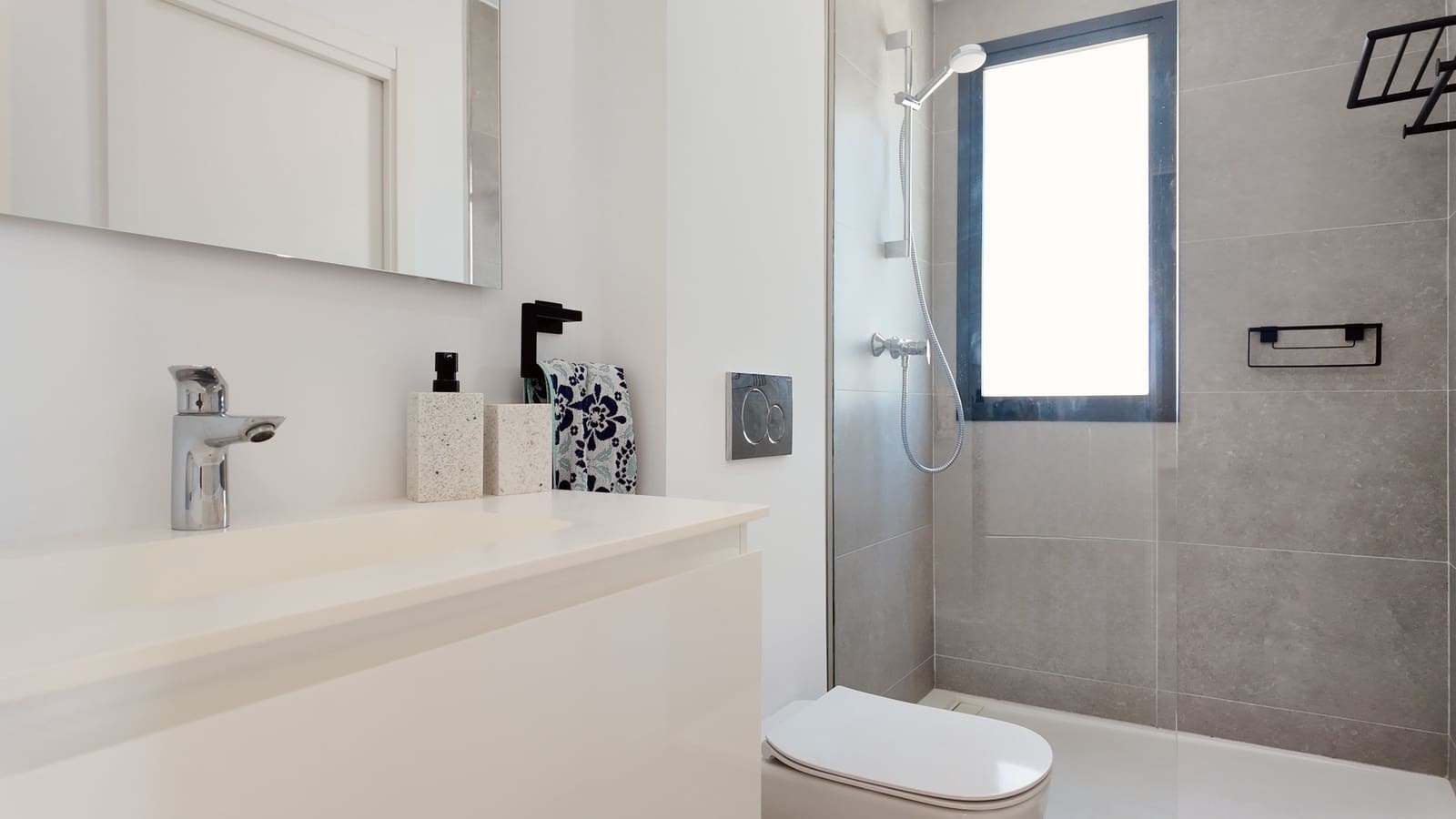 4 quarto Moradia Geminada para venda em Estepona com piscina garagem - 949 000 € (Ref: 9891617)