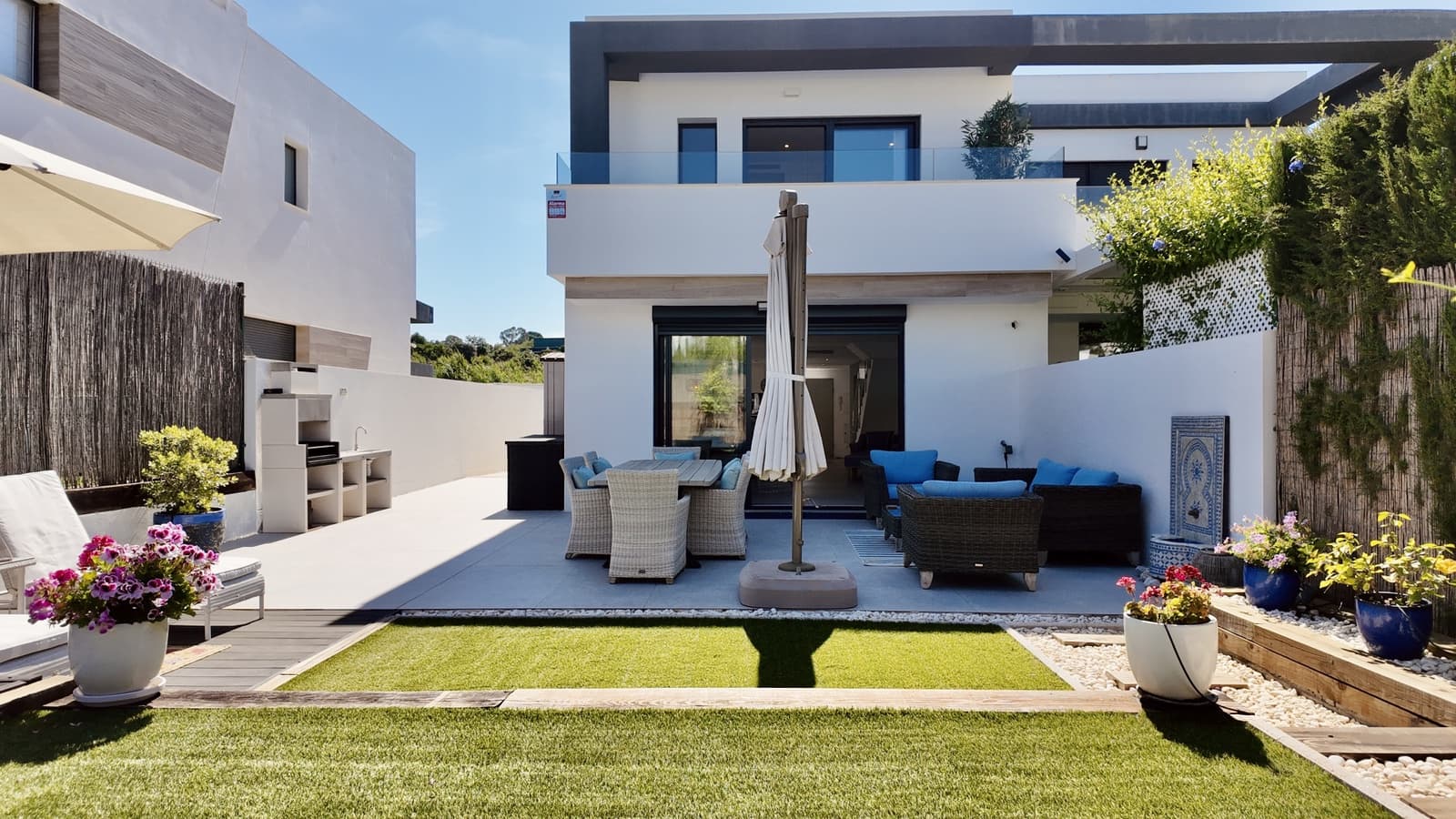 4 quarto Moradia Geminada para venda em Estepona com piscina garagem - 949 000 € (Ref: 9891617)