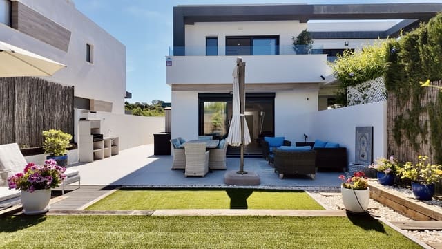 4 quarto Moradia Geminada para venda em Estepona com piscina garagem - 949 000 € (Ref: 9891617)