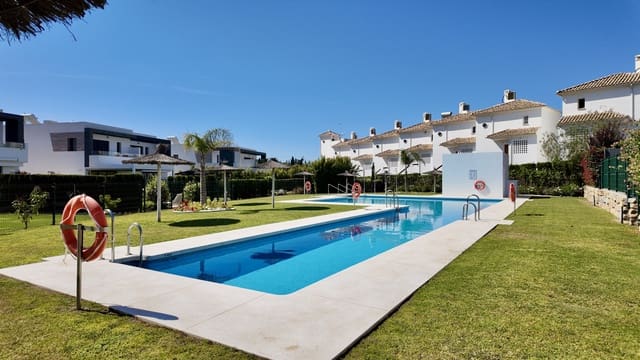 4 quarto Moradia Geminada para venda em Estepona com piscina garagem - 949 000 € (Ref: 9891617)