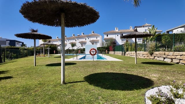 4 quarto Moradia Geminada para venda em Estepona com piscina garagem - 949 000 € (Ref: 9891617)