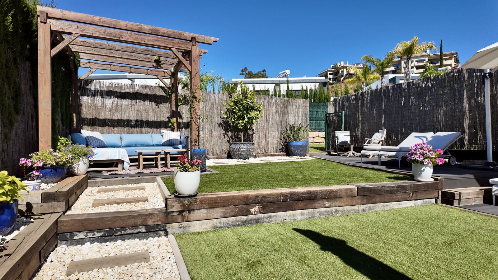 4 quarto Moradia Geminada para venda em Estepona com piscina garagem - 949 000 € (Ref: 9891617)