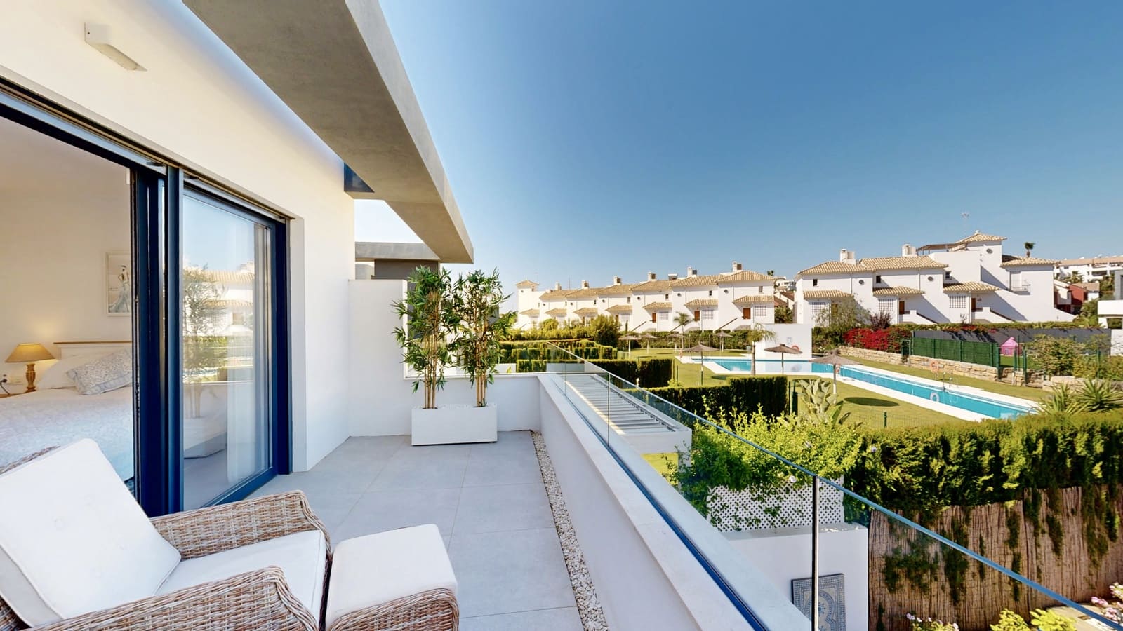 4 quarto Moradia Geminada para venda em Estepona com piscina garagem - 949 000 € (Ref: 9891617)