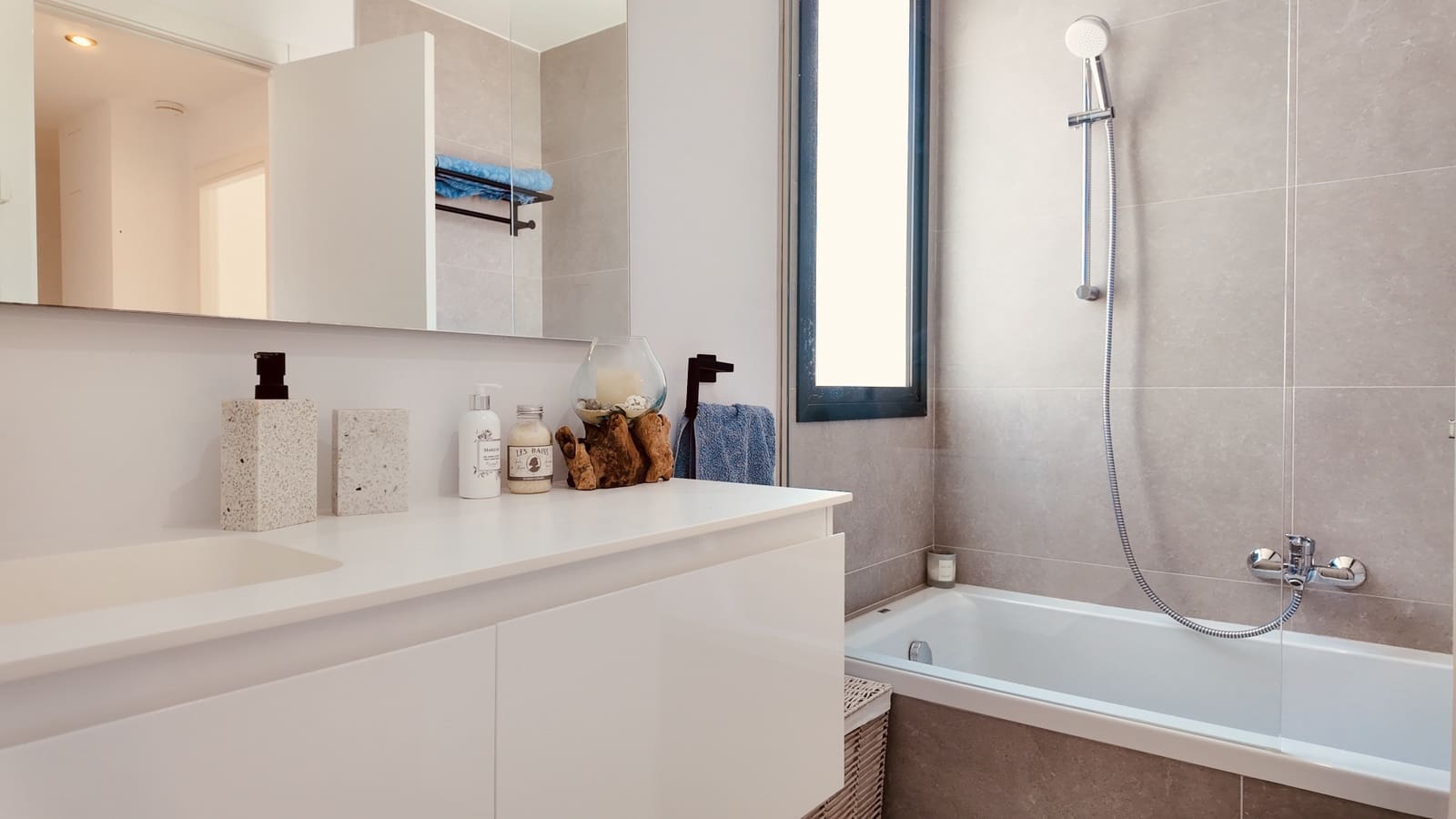 4 quarto Moradia Geminada para venda em Estepona com piscina garagem - 949 000 € (Ref: 9891617)