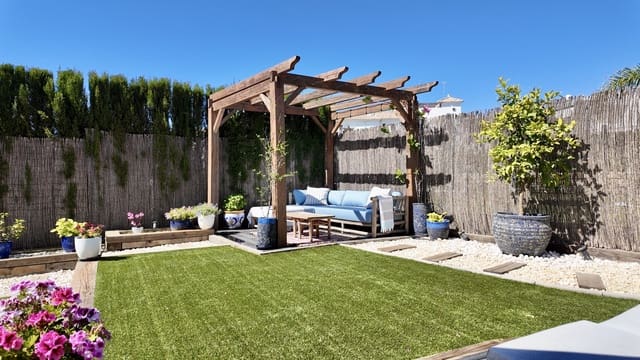4 quarto Moradia Geminada para venda em Estepona com piscina garagem - 949 000 € (Ref: 9891617)