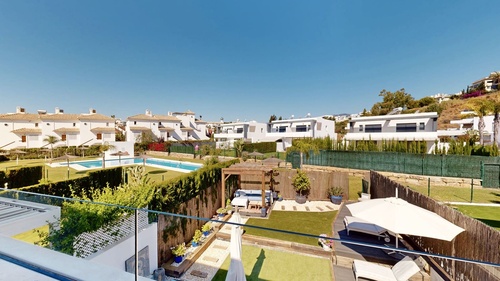 4 quarto Moradia Geminada para venda em Estepona com piscina garagem - 949 000 € (Ref: 9891617)