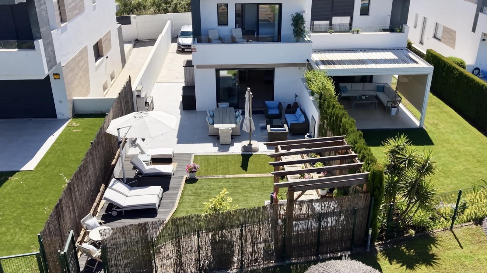 4 quarto Moradia Geminada para venda em Estepona com piscina garagem - 949 000 € (Ref: 9891617)