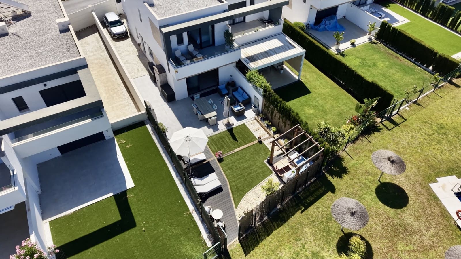 4 quarto Moradia Geminada para venda em Estepona com piscina garagem - 949 000 € (Ref: 9891617)