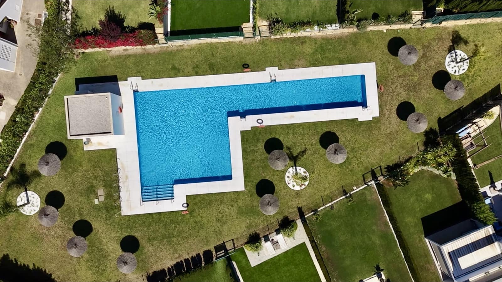 4 quarto Moradia Geminada para venda em Estepona com piscina garagem - 949 000 € (Ref: 9891617)