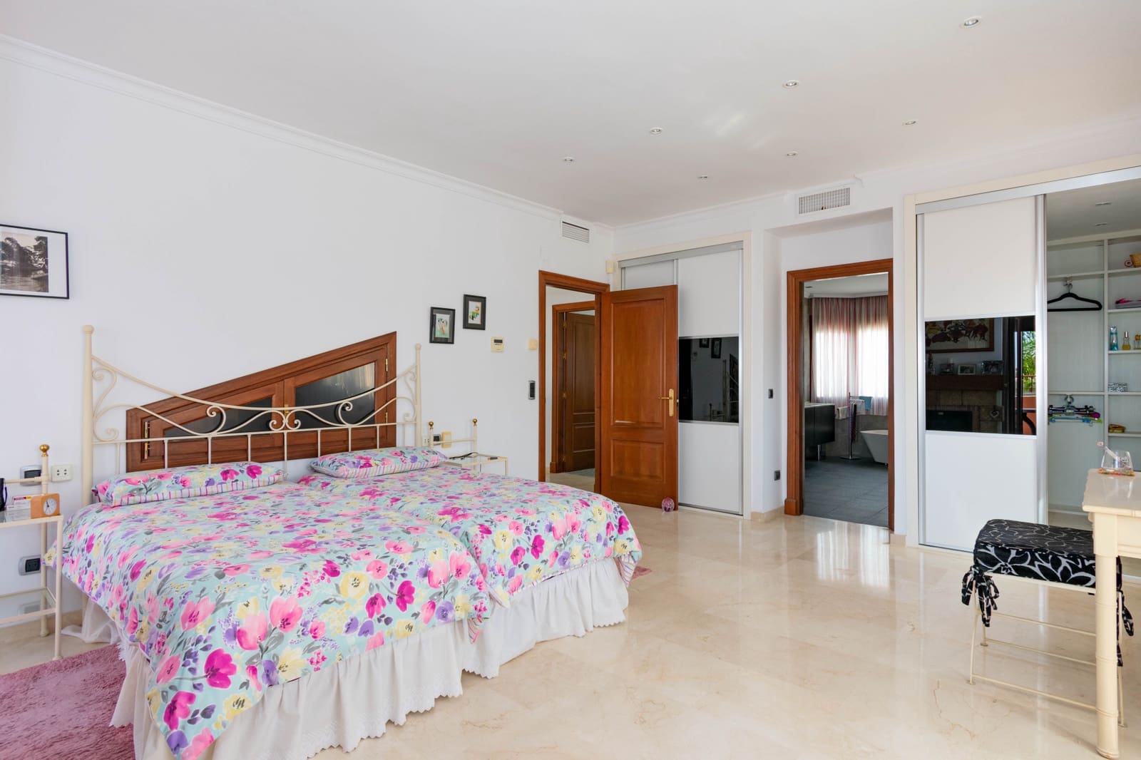4 sovrum Villa till salu i Estepona med pool garage - 1 500 000 € (Ref: 9998022)