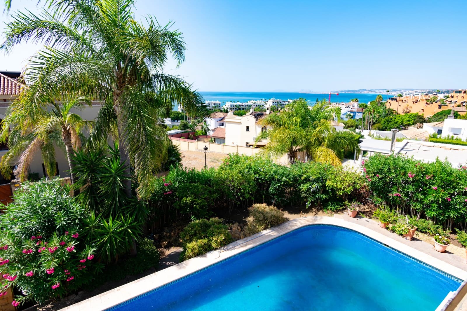 4 sovrum Villa till salu i Estepona med pool garage - 1 500 000 € (Ref: 9998022)