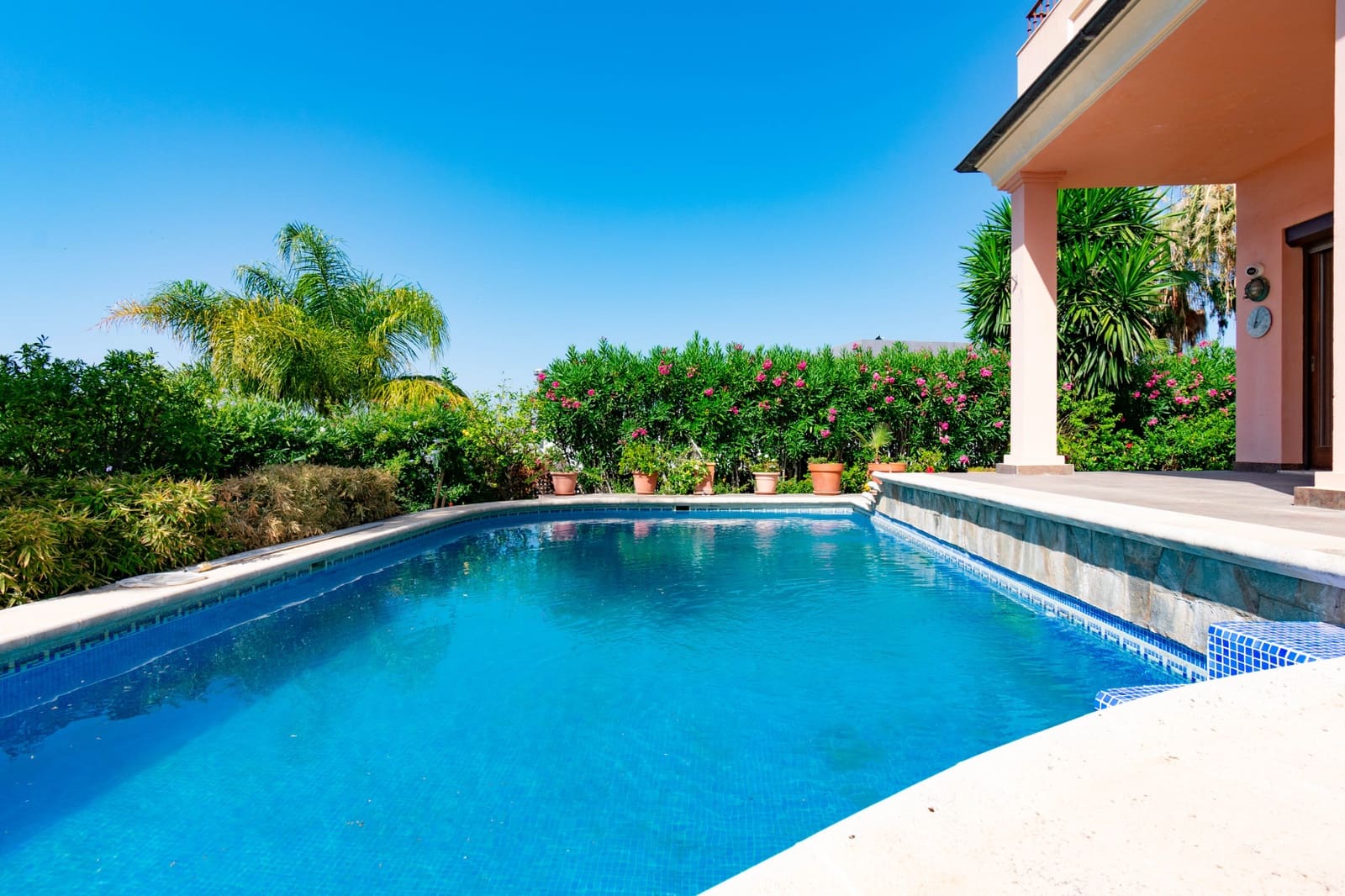 4 sovrum Villa till salu i Estepona med pool garage - 1 500 000 € (Ref: 9998022)