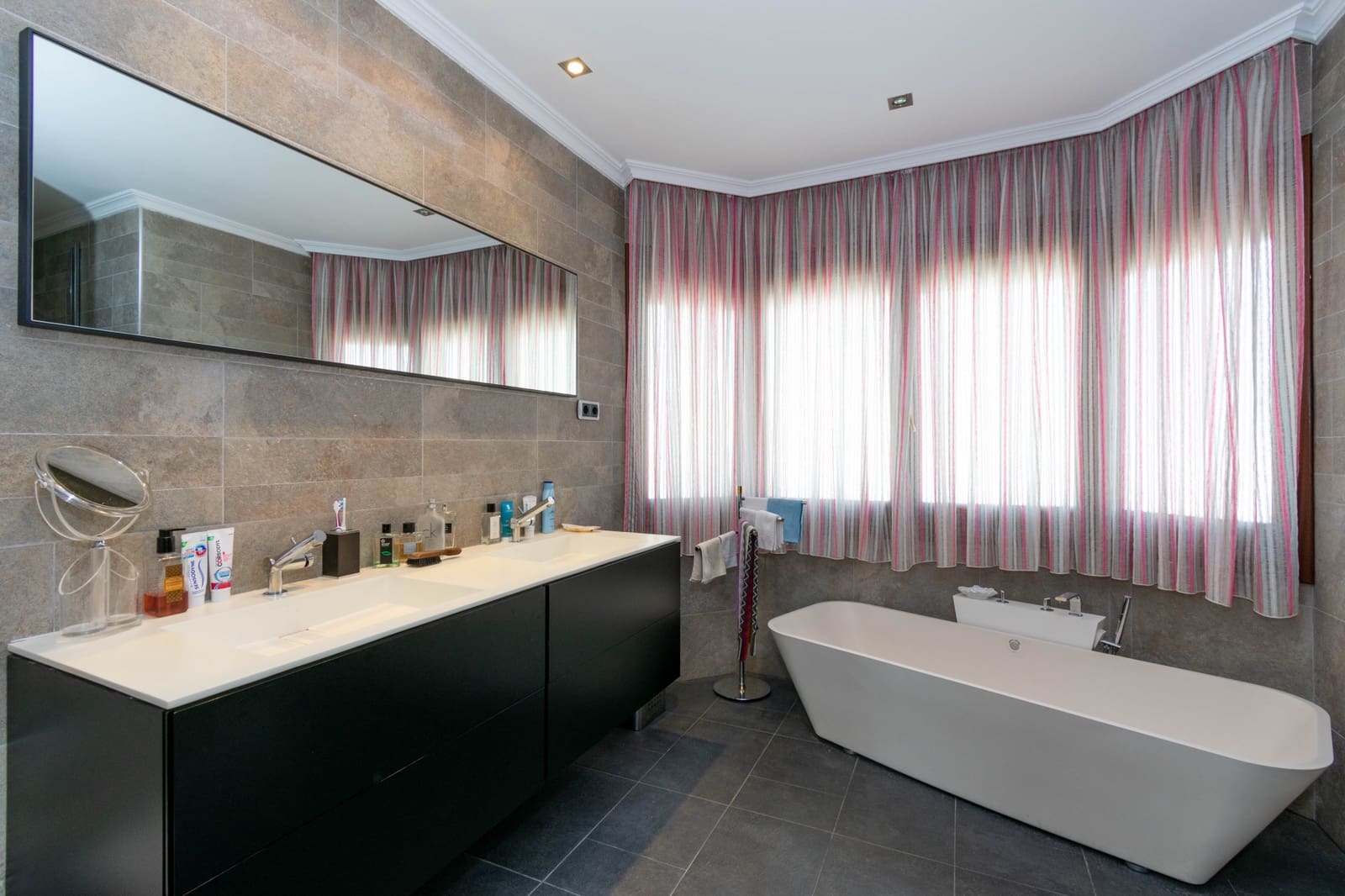 4 sovrum Villa till salu i Estepona med pool garage - 1 500 000 € (Ref: 9998022)
