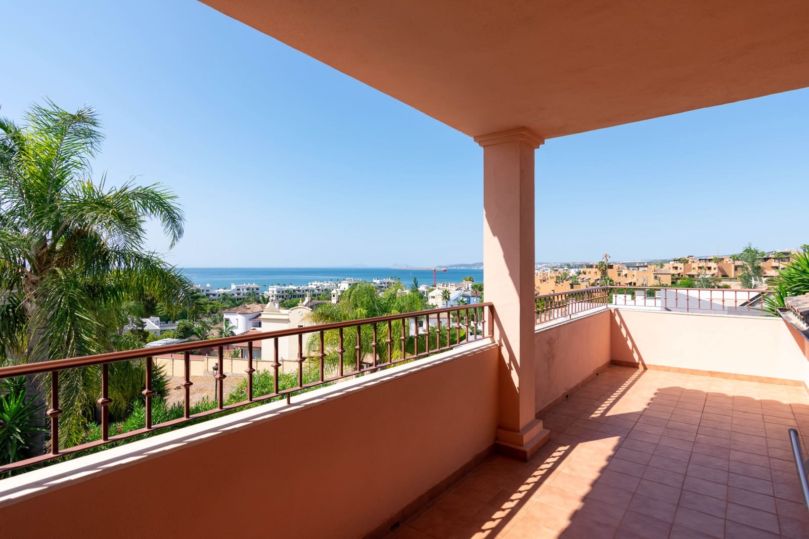 4 sovrum Villa till salu i Estepona med pool garage - 1 500 000 € (Ref: 9998022)