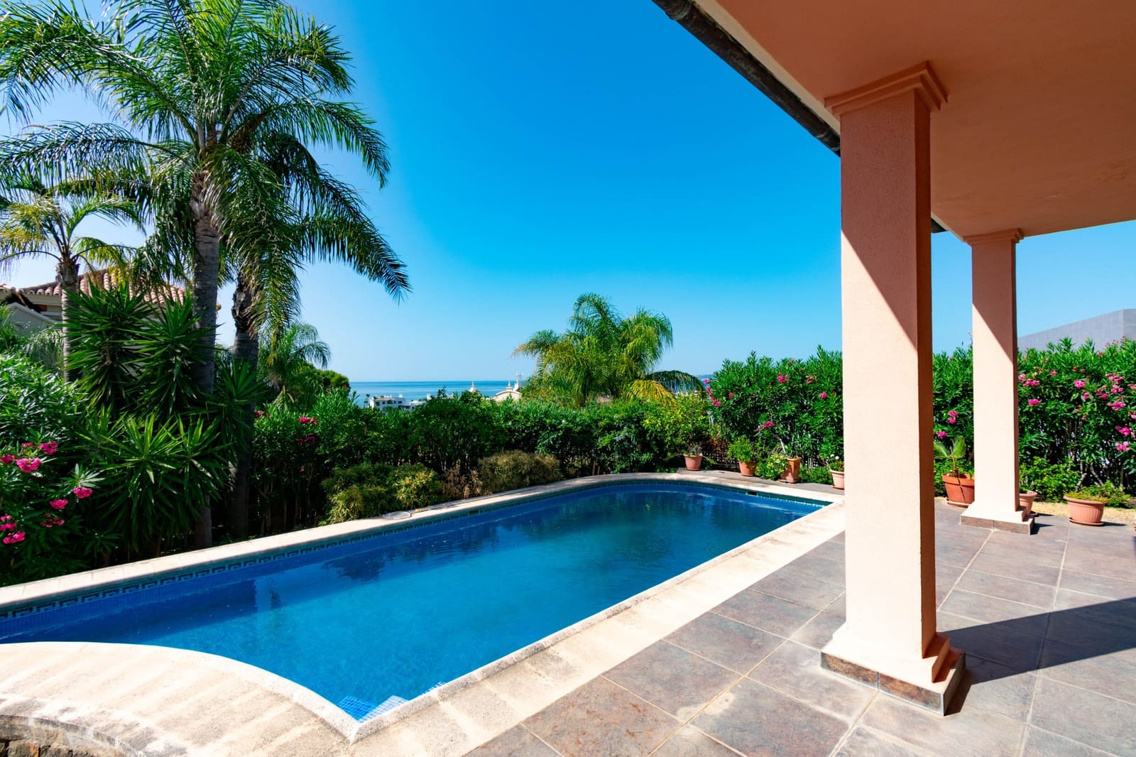 4 sovrum Villa till salu i Estepona med pool garage - 1 500 000 € (Ref: 9998022)