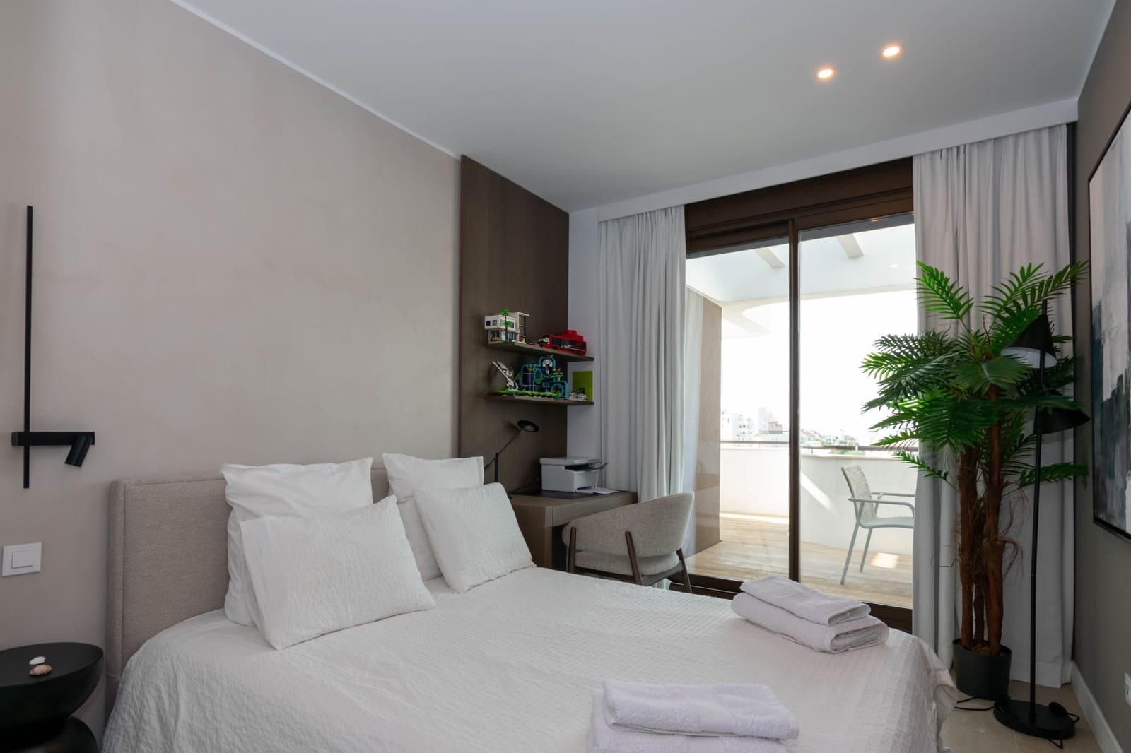 Ático de 3 habitaciones en Estepona en venta con piscina garaje - 1.390.000 € (Ref: 9999737)