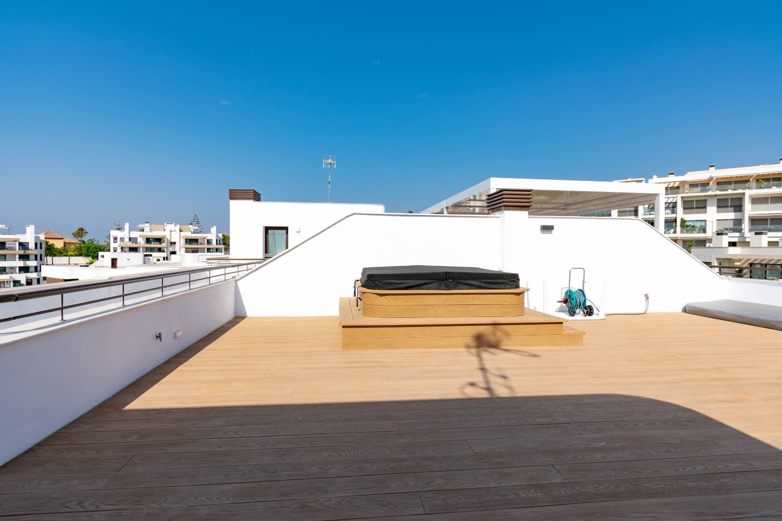 Ático de 3 habitaciones en Estepona en venta con piscina garaje - 1.390.000 € (Ref: 9999737)