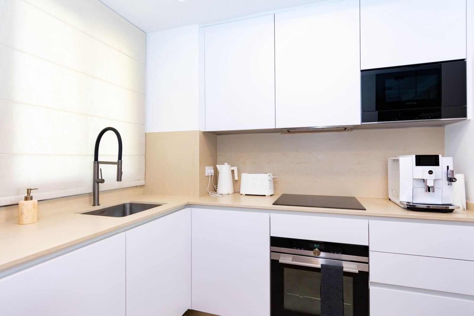 Ático de 3 habitaciones en Estepona en venta con piscina garaje - 1.390.000 € (Ref: 9999737)