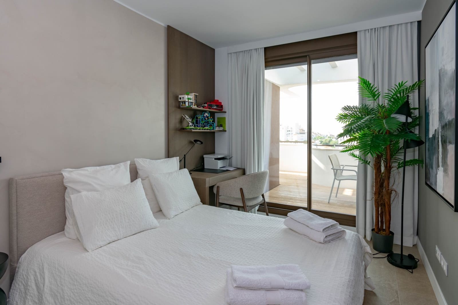 Ático de 3 habitaciones en Estepona en venta con piscina garaje - 1.390.000 € (Ref: 9999737)