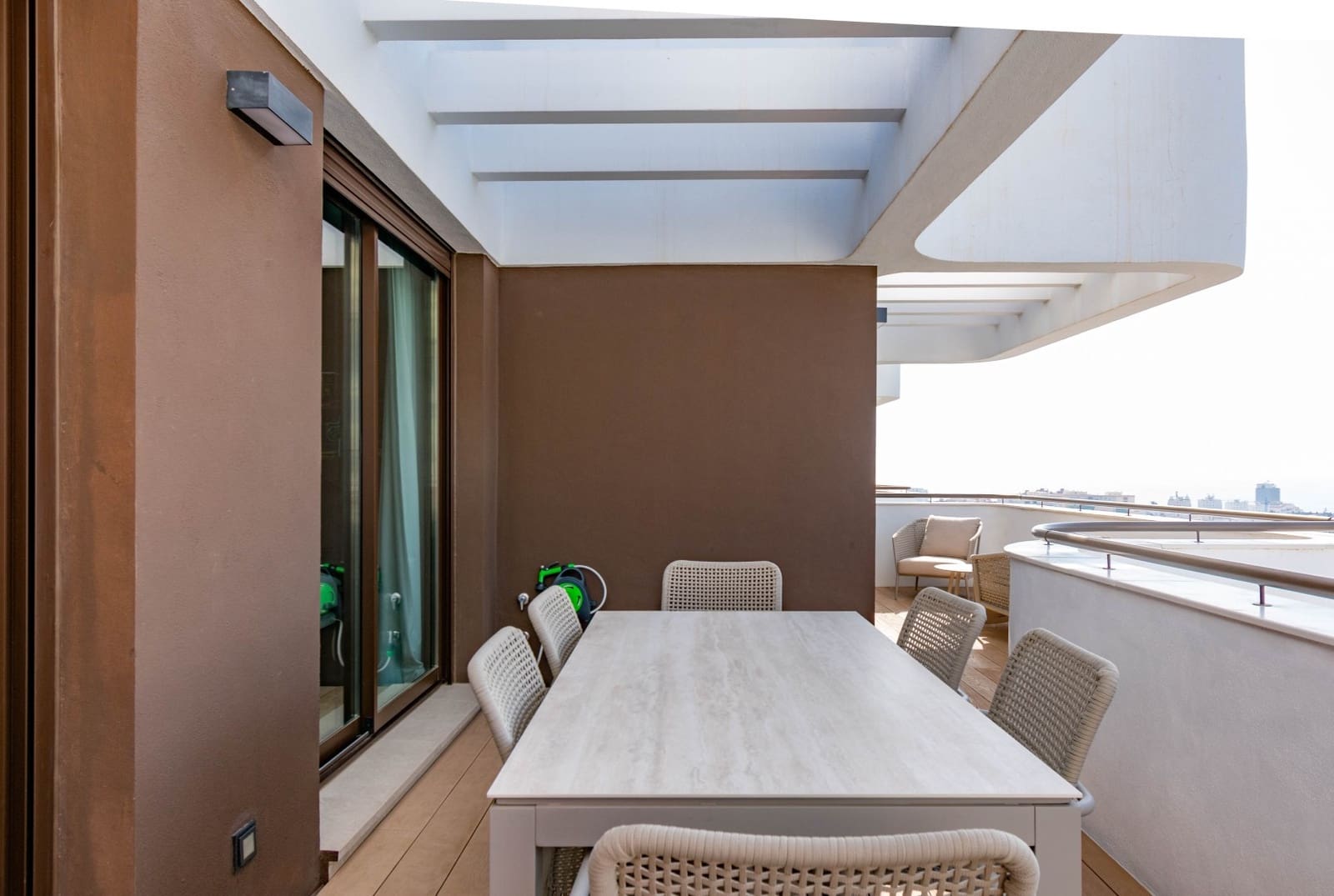Ático de 3 habitaciones en Estepona en venta con piscina garaje - 1.390.000 € (Ref: 9999737)