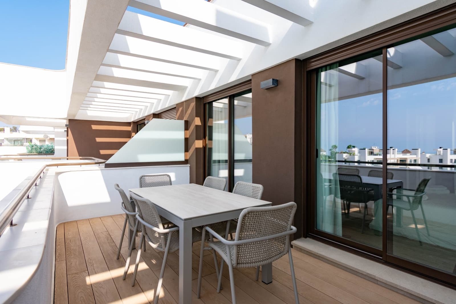 Ático de 3 habitaciones en Estepona en venta con piscina garaje - 1.390.000 € (Ref: 9999737)