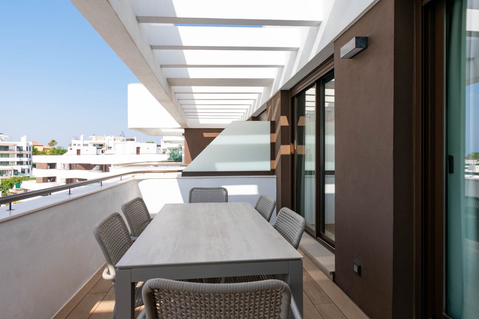 Ático de 3 habitaciones en Estepona en venta con piscina garaje - 1.390.000 € (Ref: 9999737)