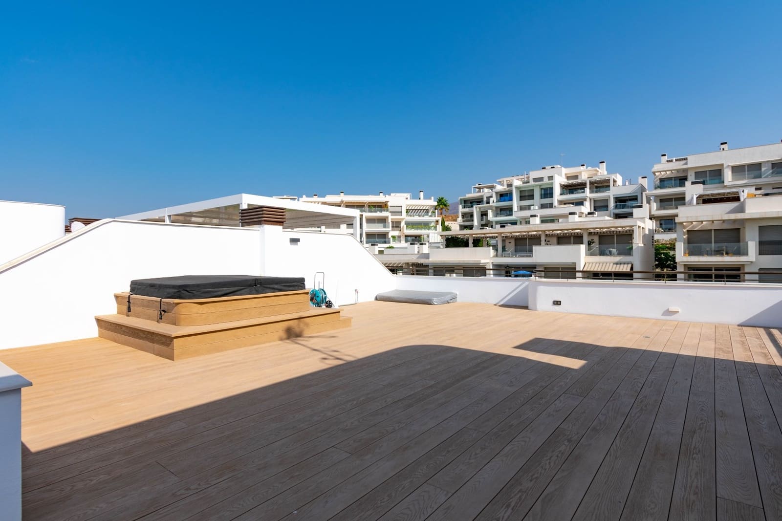 Ático de 3 habitaciones en Estepona en venta con piscina garaje - 1.390.000 € (Ref: 9999737)