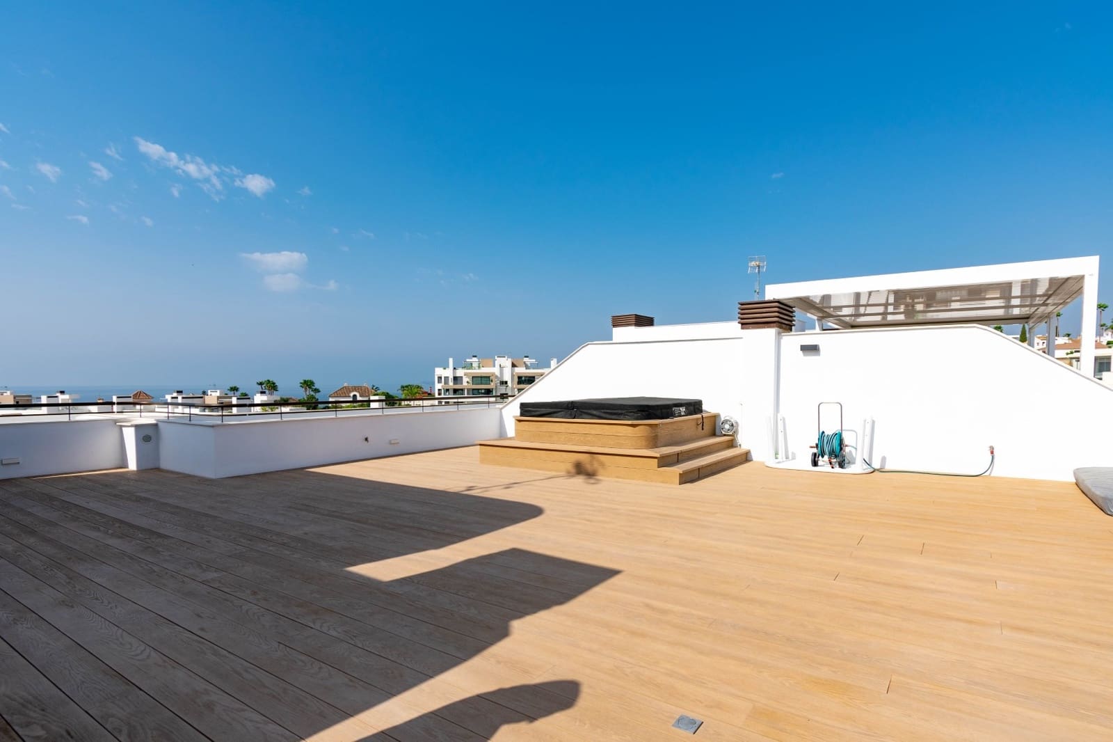 Ático de 3 habitaciones en Estepona en venta con piscina garaje - 1.390.000 € (Ref: 9999737)