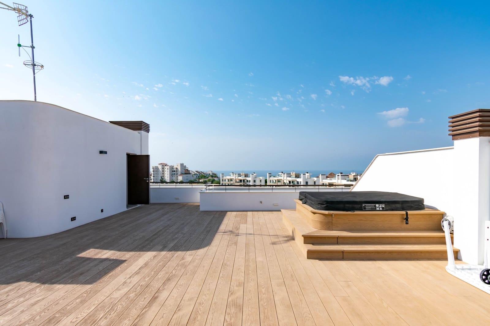 Ático de 3 habitaciones en Estepona en venta con piscina garaje - 1.390.000 € (Ref: 9999737)