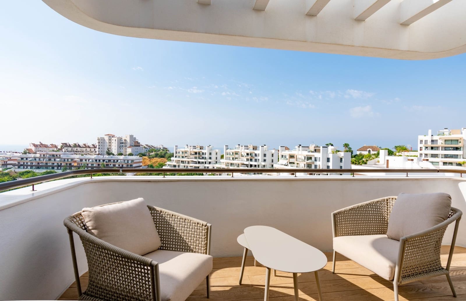 Ático de 3 habitaciones en Estepona en venta con piscina garaje - 1.390.000 € (Ref: 9999737)
