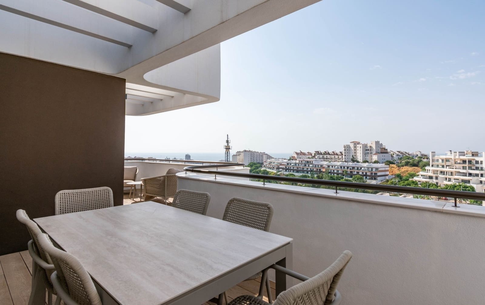 Ático de 3 habitaciones en Estepona en venta con piscina garaje - 1.390.000 € (Ref: 9999737)
