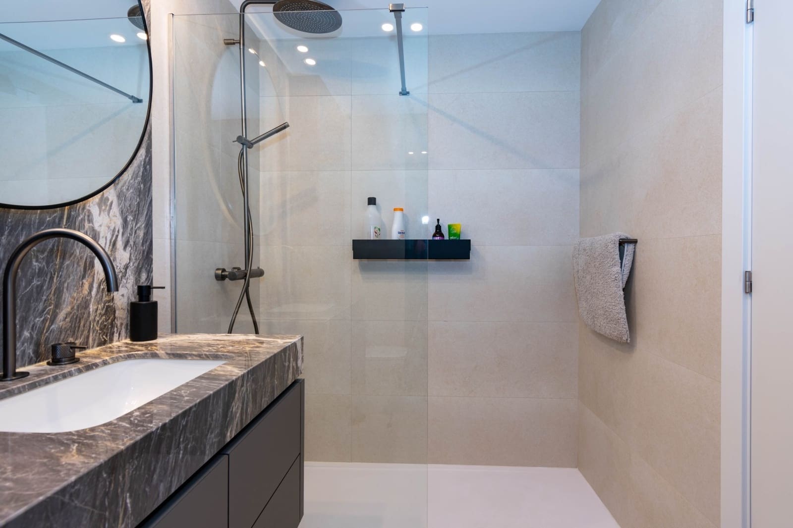 Ático de 3 habitaciones en Estepona en venta con piscina garaje - 1.390.000 € (Ref: 9999737)