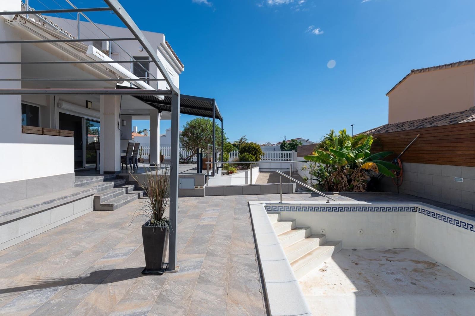 4 soveværelse Villa til salg i Sonneland med swimmingpool garage - € 980.000 (Ref: 8793603)