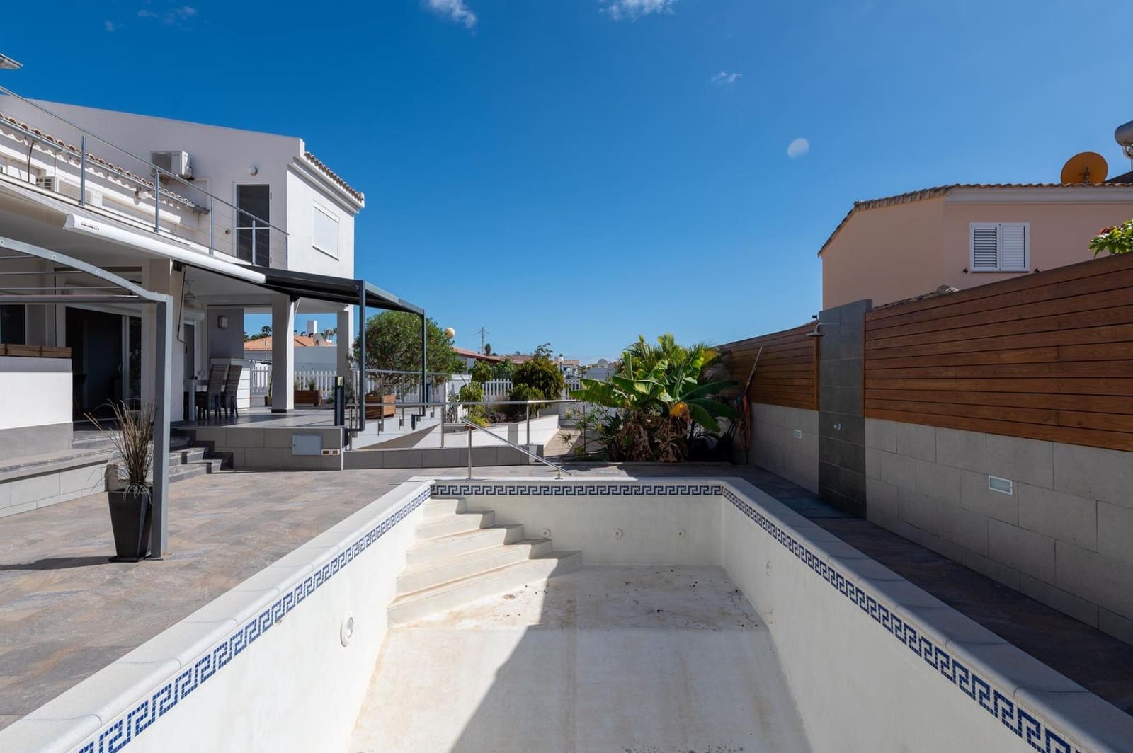 4 soveværelse Villa til salg i Sonneland med swimmingpool garage - € 980.000 (Ref: 8793603)