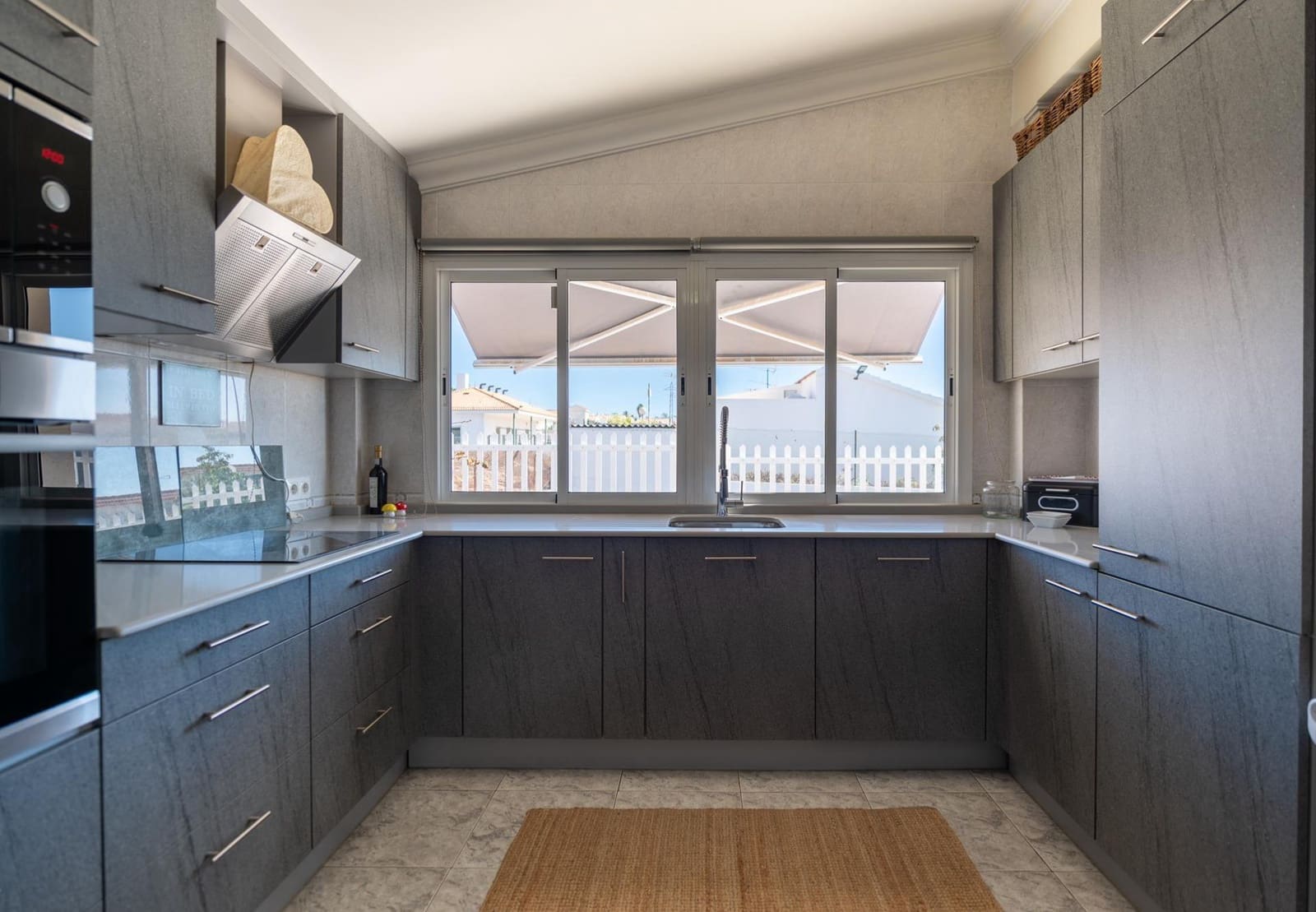 4 soveværelse Villa til salg i Sonneland med swimmingpool garage - € 980.000 (Ref: 8793603)