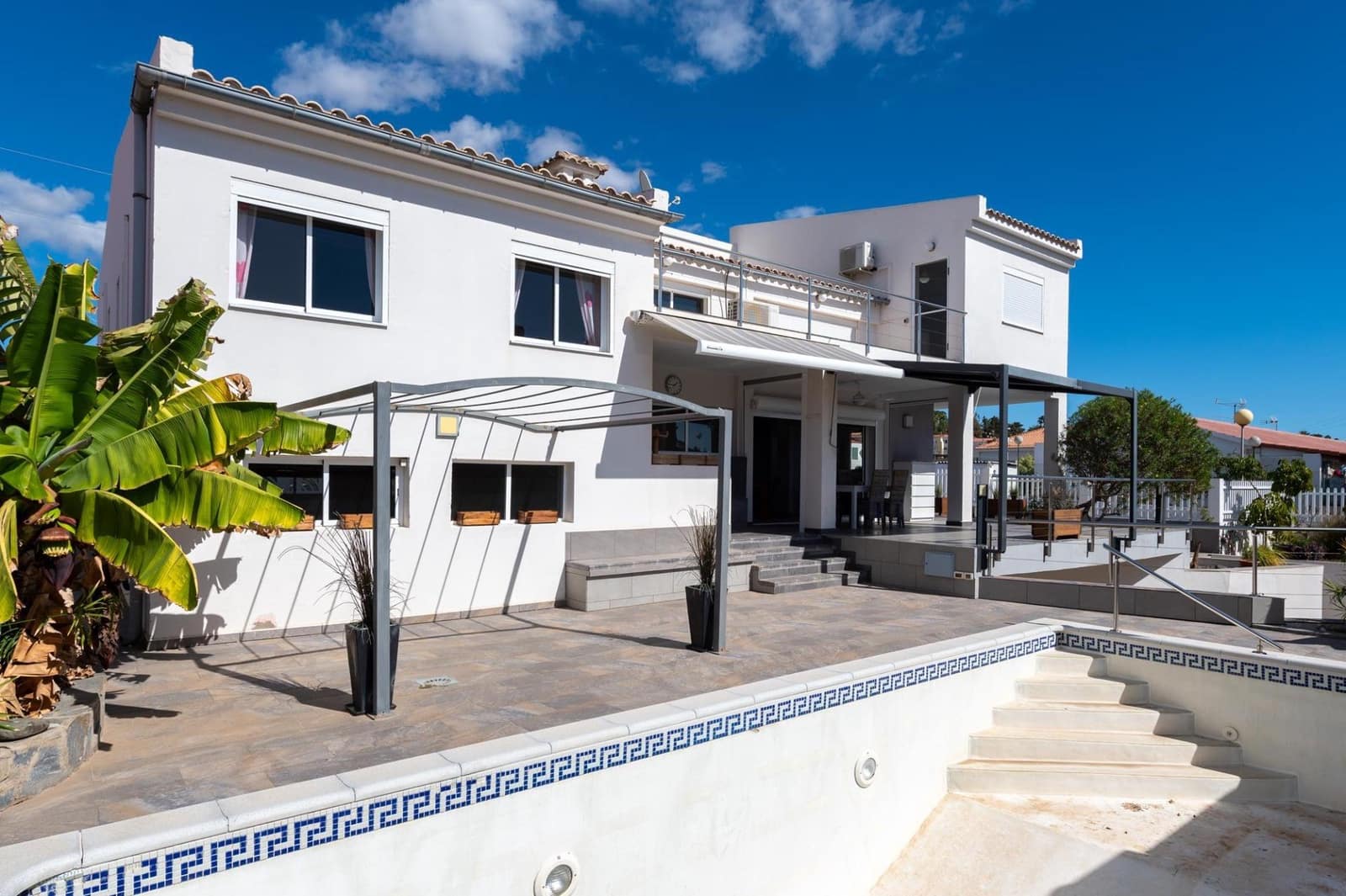 4 soveværelse Villa til salg i Sonneland med swimmingpool garage - € 980.000 (Ref: 8793603)