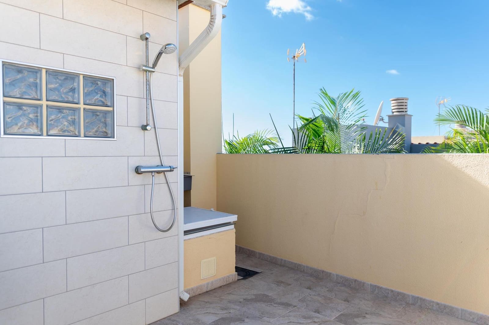 3 bedroom Apartment for sale in San Bartolome de Tirajana - € 440,000 (Ref: 9387929)