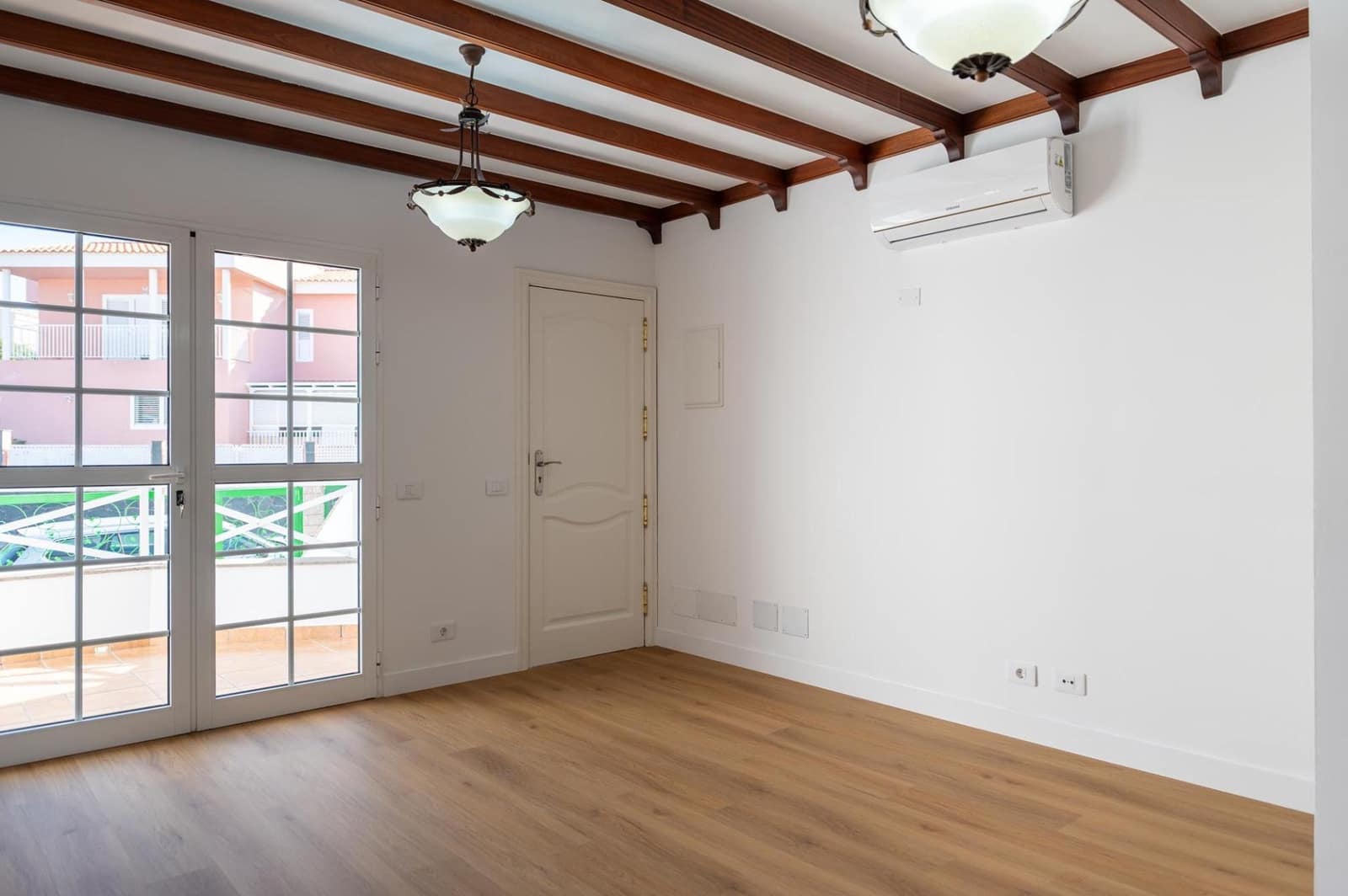 3 bedroom Apartment for rent in San Bartolome de Tirajana with garage - € 1,800 (Ref: 9494653)