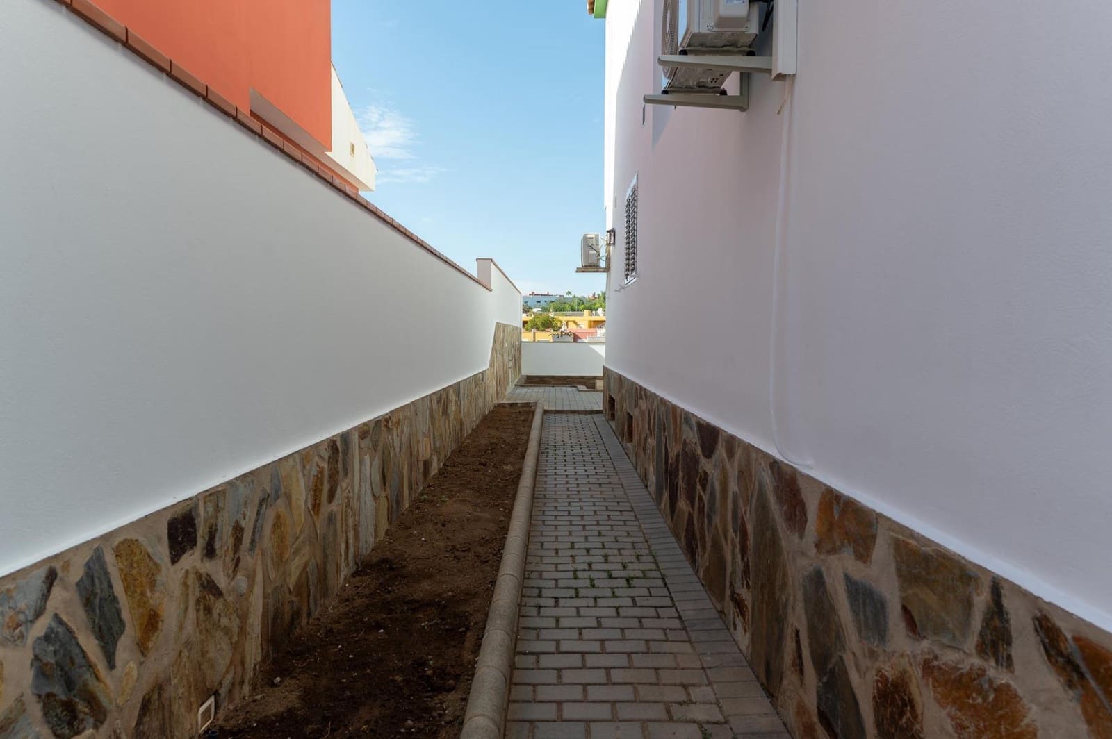 3 bedroom Apartment for rent in San Bartolome de Tirajana with garage - € 1,800 (Ref: 9494653)