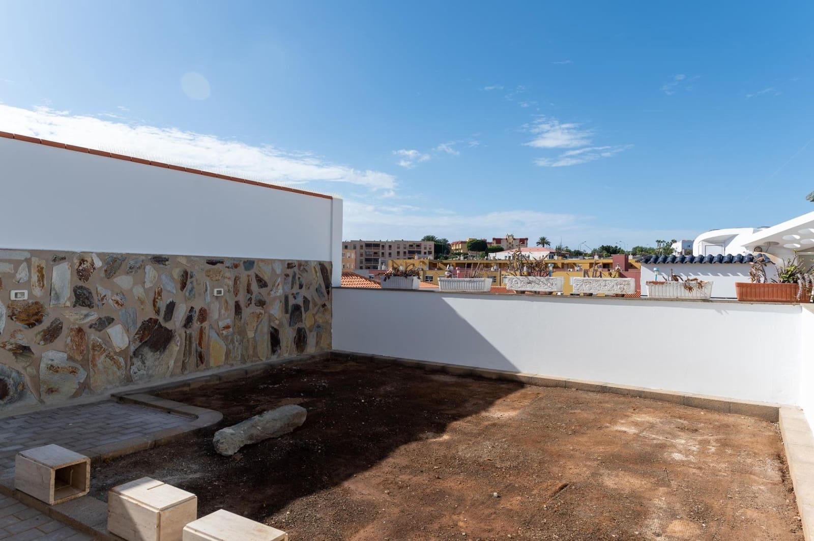 3 bedroom Apartment for rent in San Bartolome de Tirajana with garage - € 1,800 (Ref: 9494653)