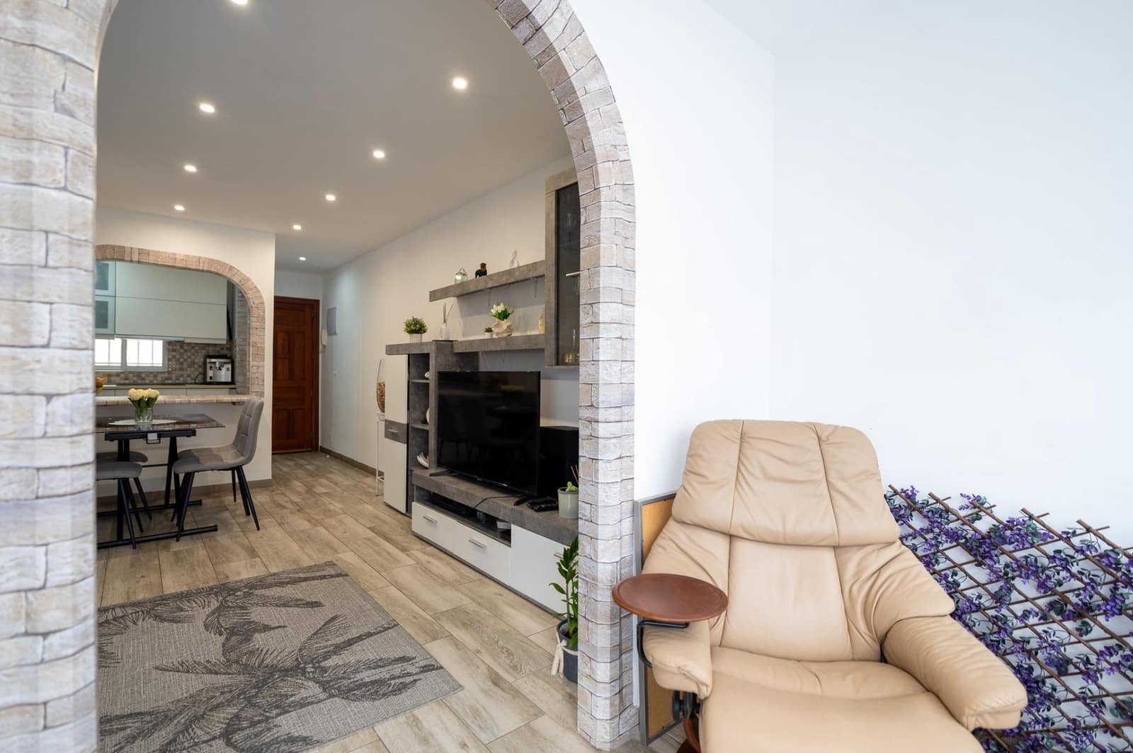 2 bedroom Flat for sale in San Bartolome de Tirajana - € 265,000 (Ref: 9656112)