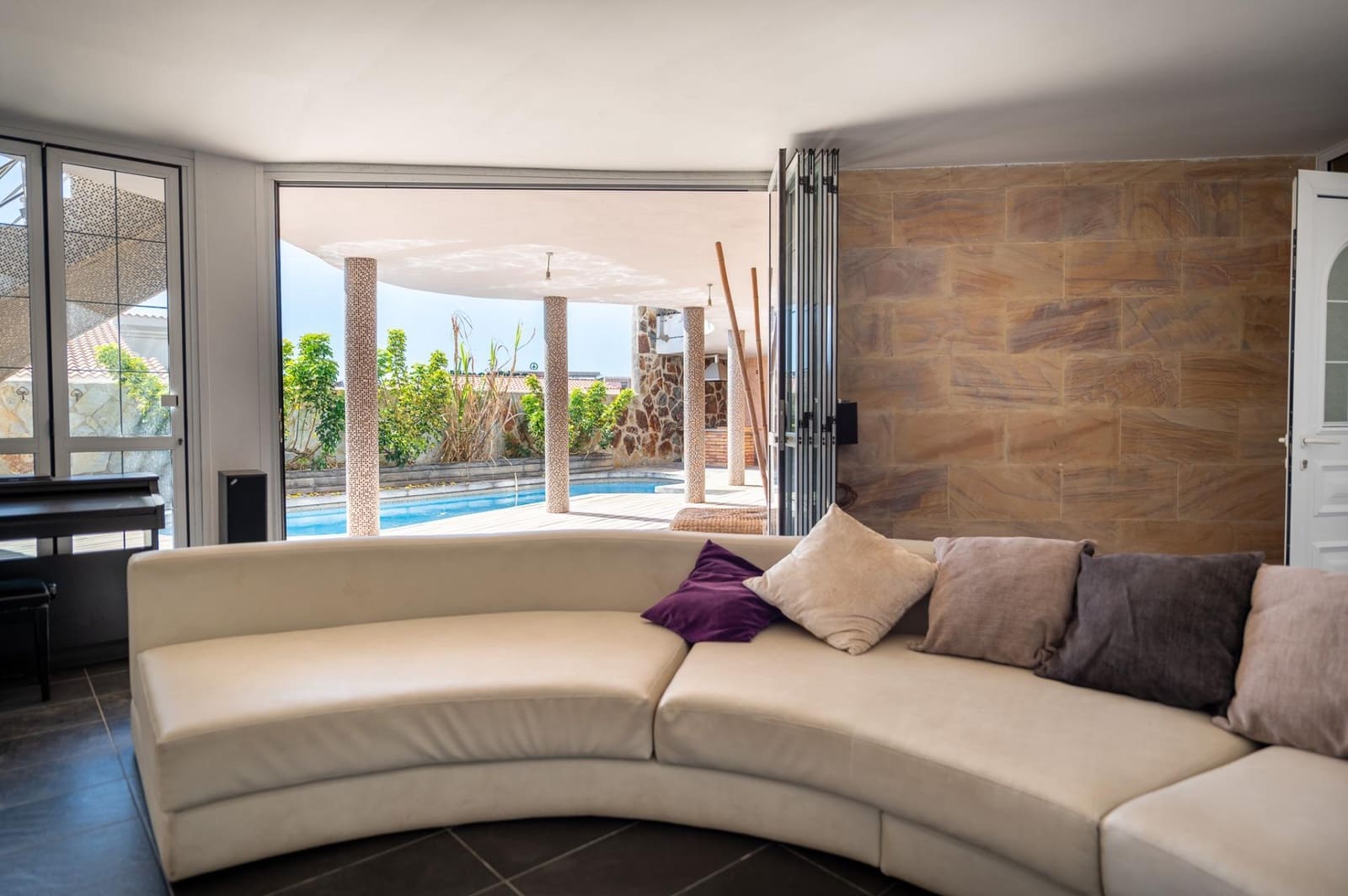 5 bedroom Villa for sale in San Bartolome de Tirajana with pool - € 1,150,000 (Ref: 9659456)