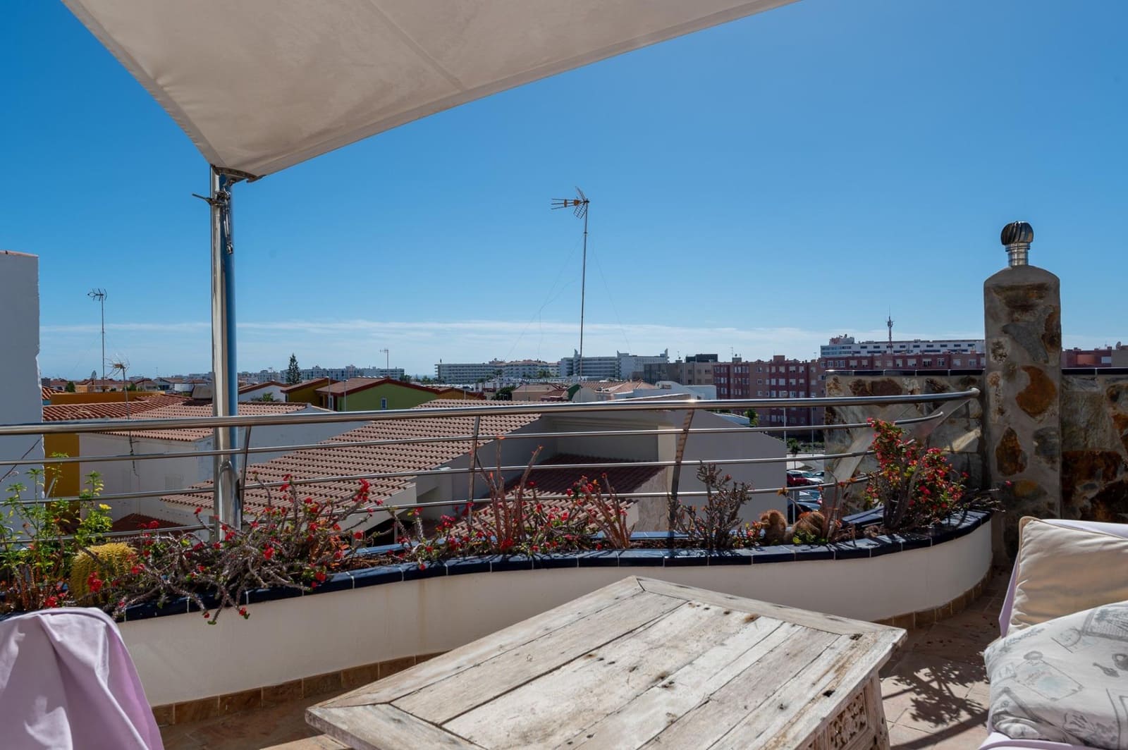 5 bedroom Villa for sale in San Bartolome de Tirajana with pool - € 1,150,000 (Ref: 9659456)