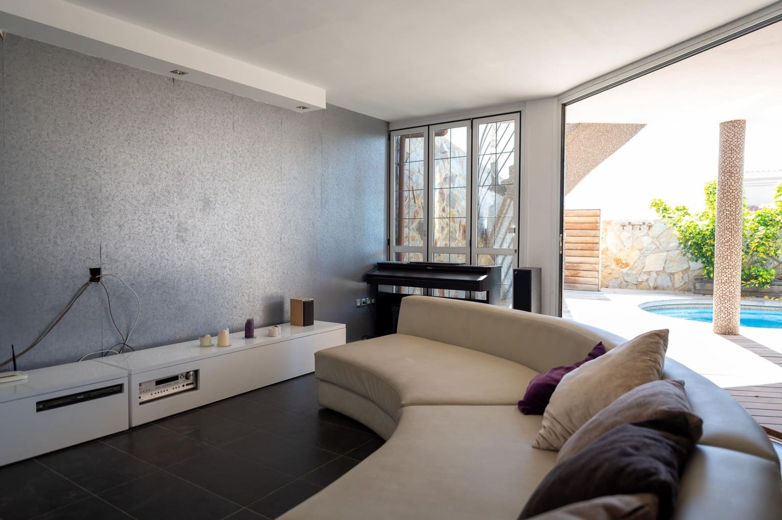 5 bedroom Villa for sale in San Bartolome de Tirajana with pool - € 1,150,000 (Ref: 9659456)