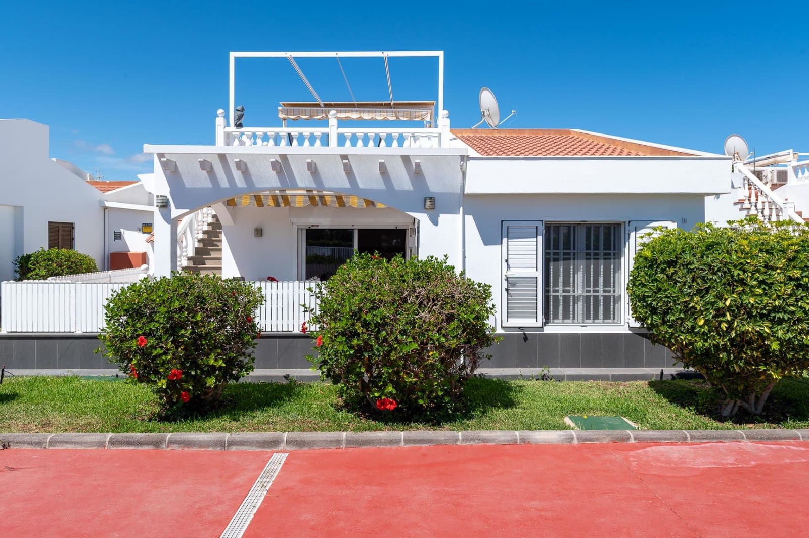 2 bedroom Bungalow for sale in Maspalomas with pool - € 425,000 (Ref: 9936410)