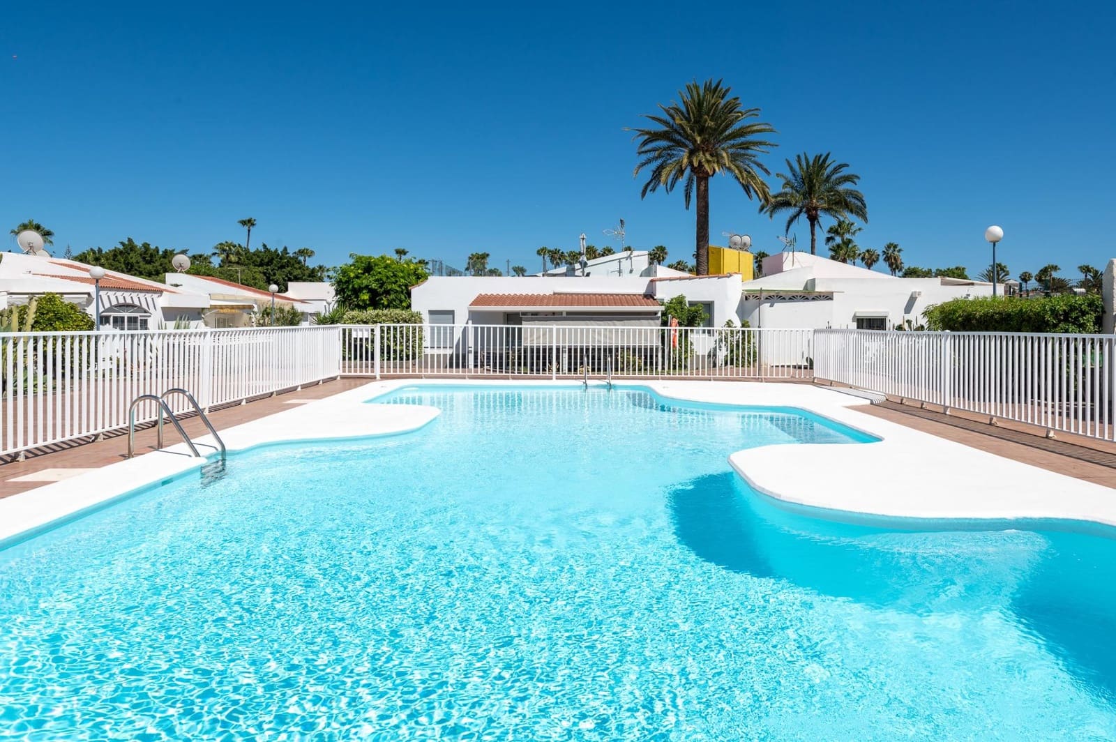 2 bedroom Bungalow for sale in Maspalomas with pool - € 425,000 (Ref: 9936410)